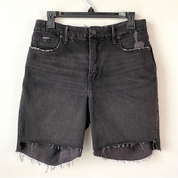 Good American NWT Good 90s Icon Distressed Shorts
Black 6/28 - Picture 4 of 7